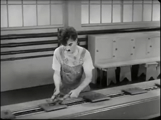 Charles Chaplin en Tiempos Modernos, engullido por los engranajes de la línea de ensamblaje.